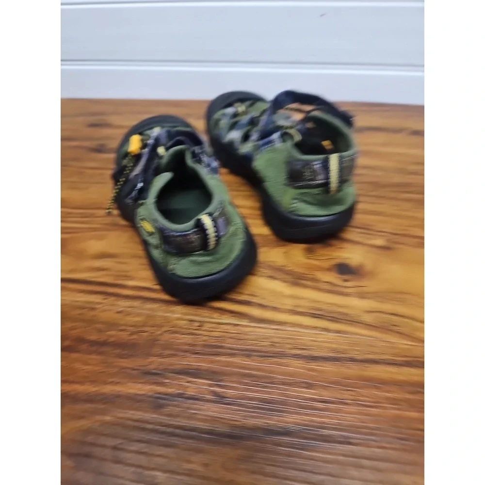 Big Kids Keen Newport H2 Green Camo Waterproof Outdoor Sandals Shoes Youth Sz 11